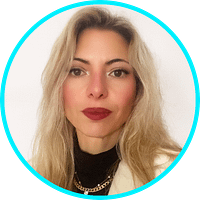 Silvia Cossu è Digital Designer e libera professionista a Trieste: costruisce l'identità di un business partendo dalla progettazione grafica del logo, realizzando il sito web responsive e offrendo consulenza e formazione di digital marketing